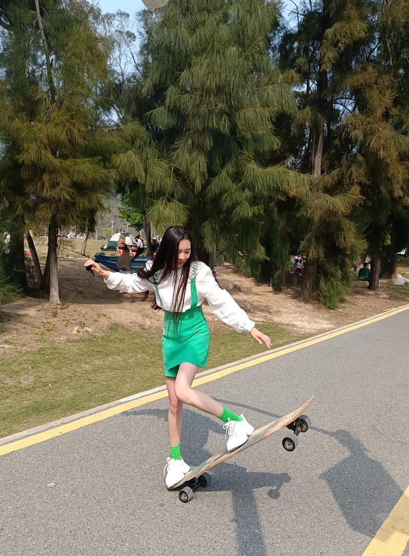 女生玩滑板的视频2026